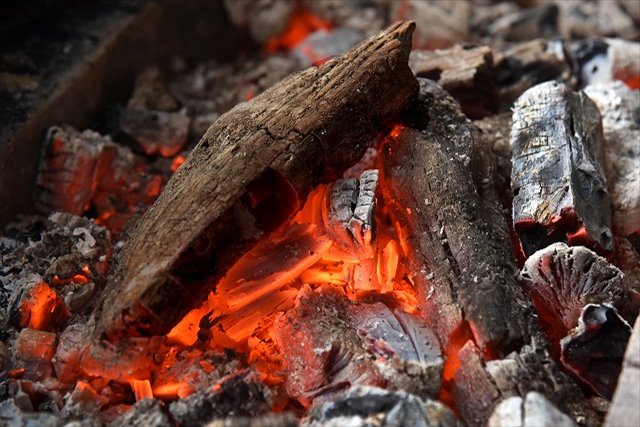 うなぎ蒲焼は国産のうなぎを使用するため安心！～炭火焼でふっくらした焼き上がりに～
